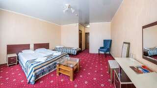 Гостиница Red Hotel Анапа Полулюкс «Семейный»-1
